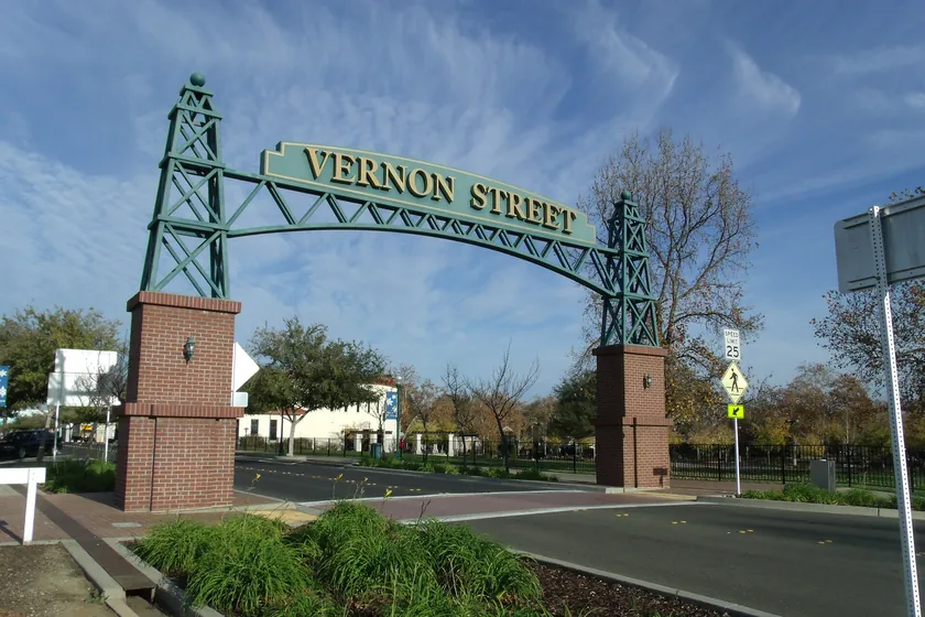 The green steel Vernon Street arch marking the entrance to Roseville's historic downtown